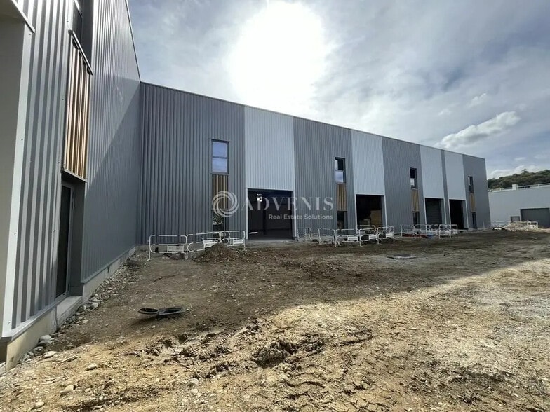 Flex in Saint-Genis-Laval for lease - Building Photo - Image 2 of 5