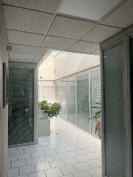 16 Rue De La Grande Borne, Le Mesnil-Amelot for lease - Interior Photo - Image 2 of 8