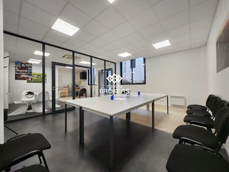 Retail in Albi for lease - Interior Photo - Image 3 of 3