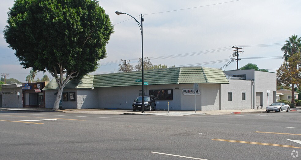 2220 W Magnolia Blvd, Burbank, CA for sale - Primary Photo - Image 1 of 1