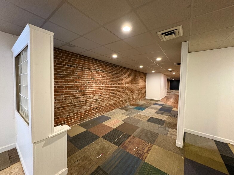 209 10th St, North Wilkesboro, NC for lease - Interior Photo - Image 3 of 6