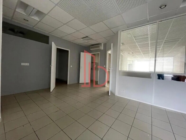 Office in Bordeaux for lease - Interior Photo - Image 2 of 7