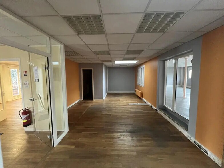 Office in Le Bourget for lease - Interior Photo - Image 3 of 10