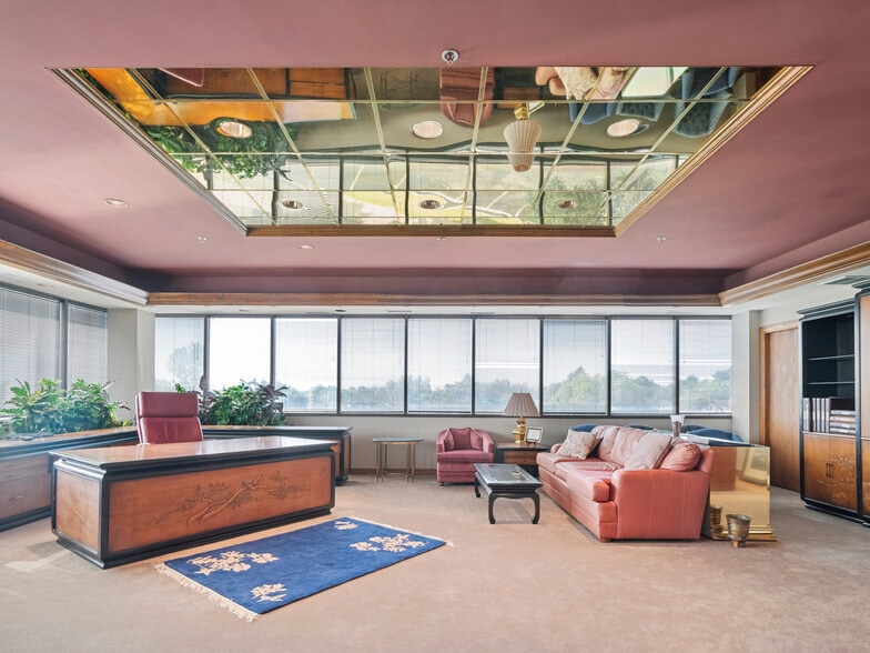 Teleflora Campus portfolio of 4 properties for sale on LoopNet.com - Interior Photo - Image 3 of 14