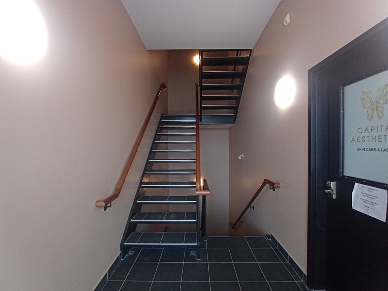 300 Terry Fox Dr, Ottawa, ON for sale - Interior Photo - Image 2 of 33