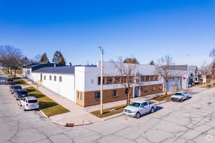 1128 S 11th St, Sheboygan, WI for sale - Primary Photo - Image 1 of 35