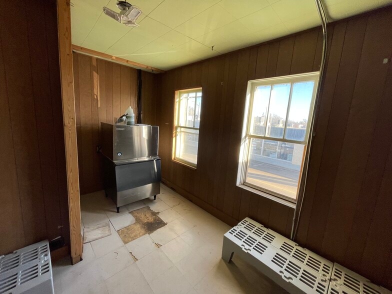 131 2 St W, Brooks, AB for sale - Interior Photo - Image 3 of 15