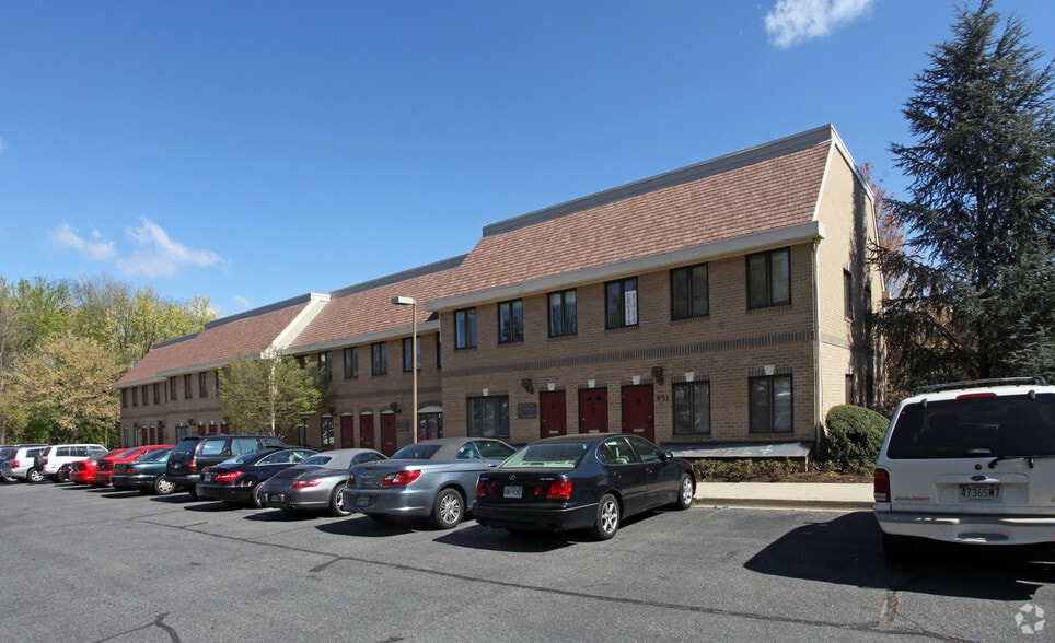 931-947 Russell Ave, Gaithersburg, MD for lease - Building Photo - Image 3 of 67