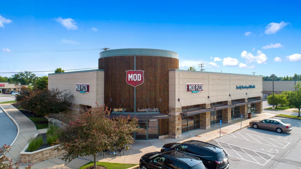 15809-15817 Fountain Plaza Dr, Chesterfield, MO for lease - Building Photo - Image 2 of 5