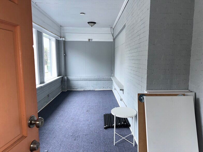 981 Martin Luther King Jr Dr, Atlanta, GA for lease - Interior Photo - Image 3 of 13