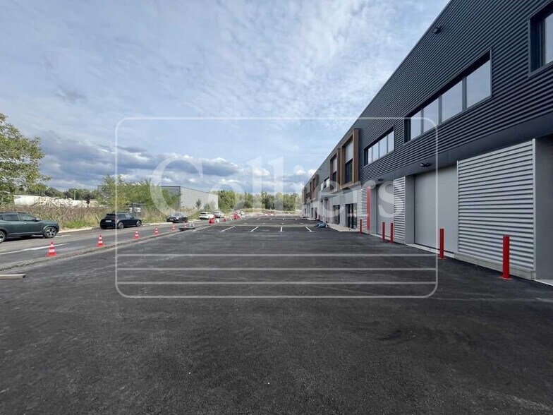 Flex in Manosque for lease - Building Photo - Image 1 of 5