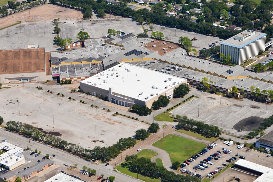 Former Sears Porfolio portfolio of 3 properties for sale on LoopNet.com - Building Photo - Image 3 of 5