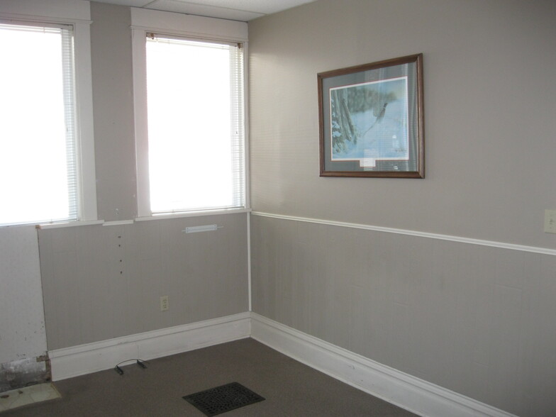 112 1st Ave E, Newton, IA for lease - Interior Photo - Image 2 of 3