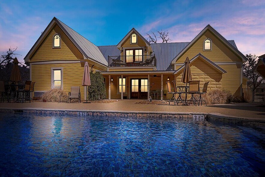 302 W Travis St, Fredericksburg, TX for sale - Primary Photo - Image 1 of 1