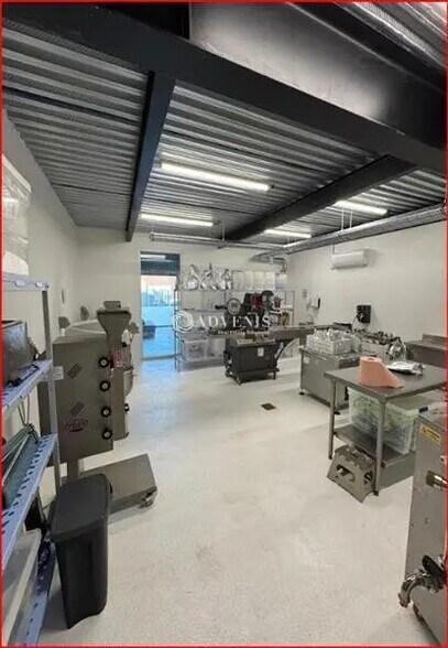 Office in La Madeleine for lease - Interior Photo - Image 3 of 6