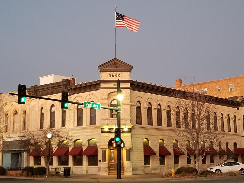 200 N Main St, Hutchinson, KS for lease - Building Photo - Image 1 of 13