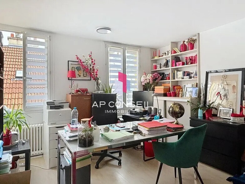 Office in Versailles for lease - Interior Photo - Image 2 of 9