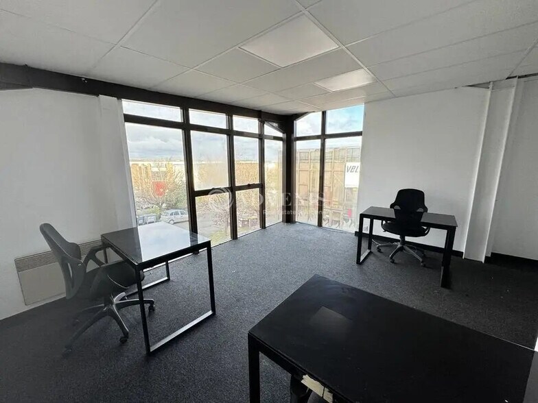 Flex in Le Thillay for lease - Interior Photo - Image 3 of 6