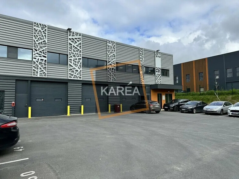 Flex in Courtry for sale - Building Photo - Image 1 of 5