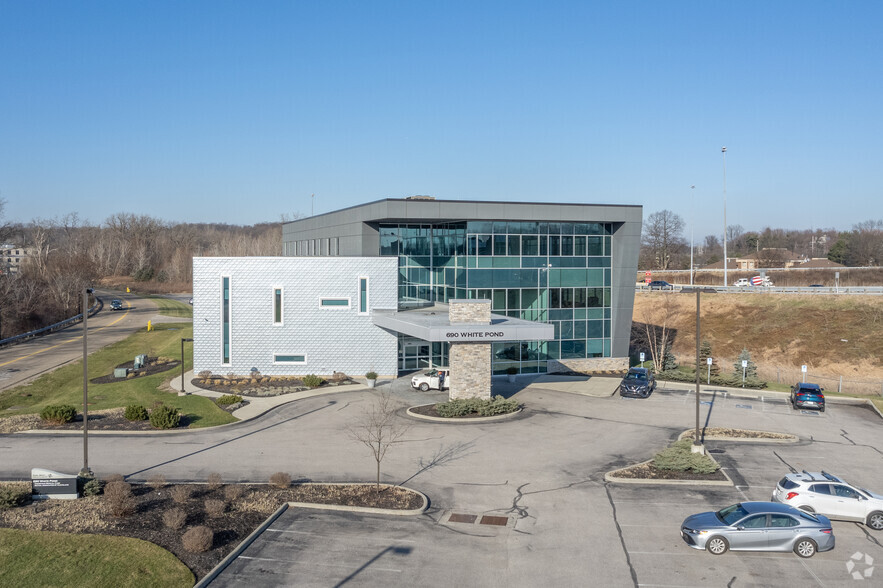 690 White Pond Dr, Akron, OH for lease - Building Photo - Image 1 of 7