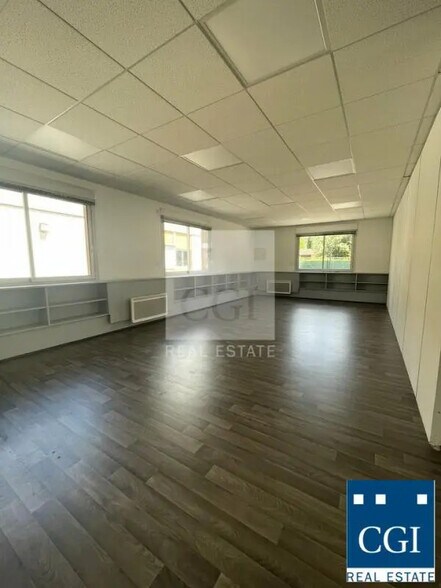 Office in Coublevie for lease - Interior Photo - Image 2 of 5