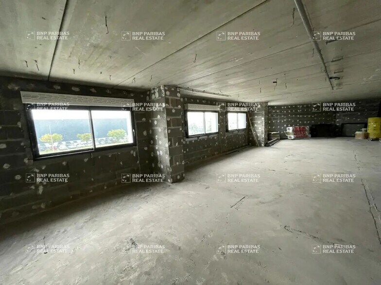 15 Rue De La Grande Planche, Saint-Pierre-des-Corps for lease - Interior Photo - Image 1 of 11