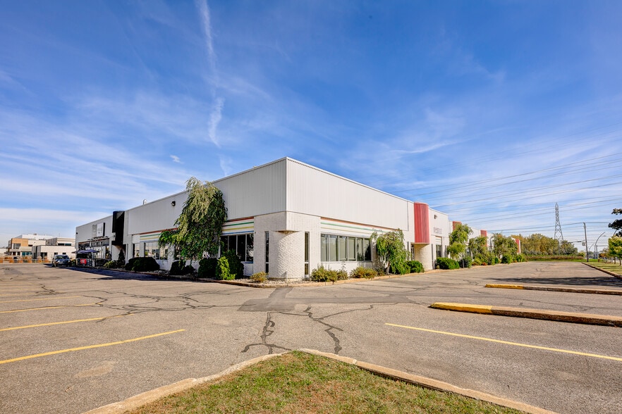3505-3541 Boul Le Corbusier, Laval, QC for lease - Building Photo - Image 1 of 8