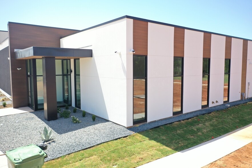 113 Barnett Dr, Highland Village, TX for lease - Building Photo - Image 2 of 10