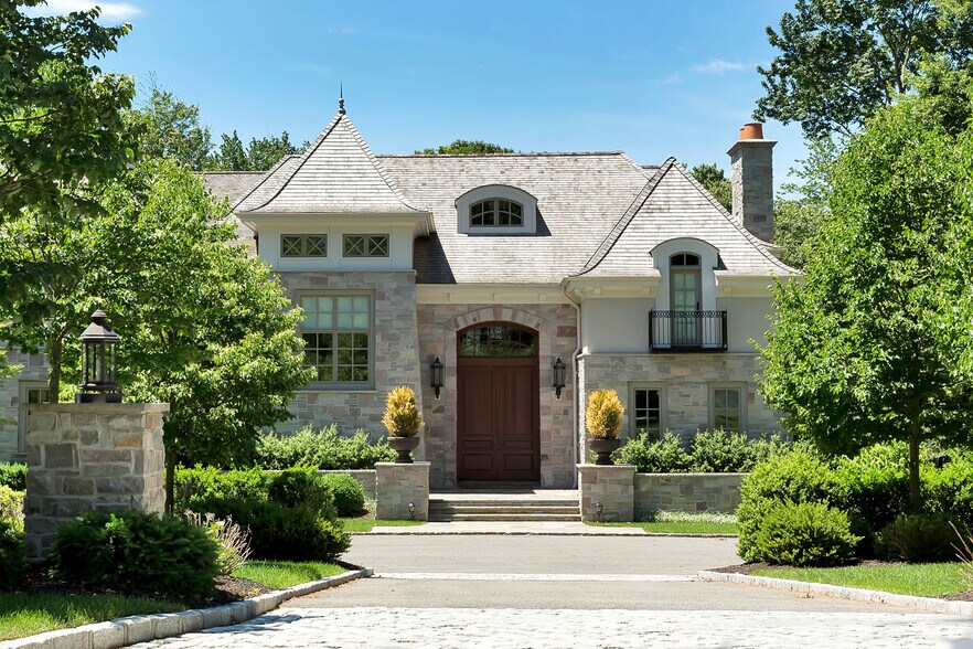 10 Somerford Ct, Muttontown, NY 11791