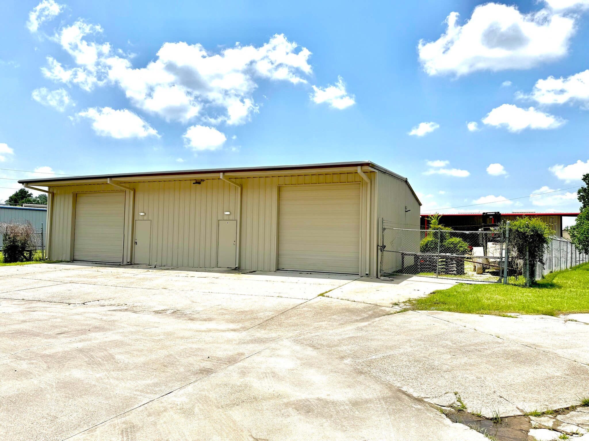 175 Circle Six Dr, Conroe, TX for lease Building Photo- Image 1 of 9