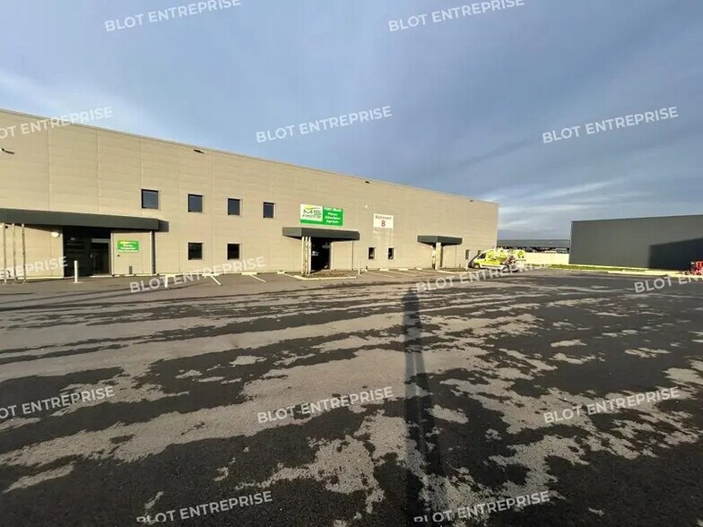 Industrial in Pléchâtel for lease - Building Photo - Image 1 of 6