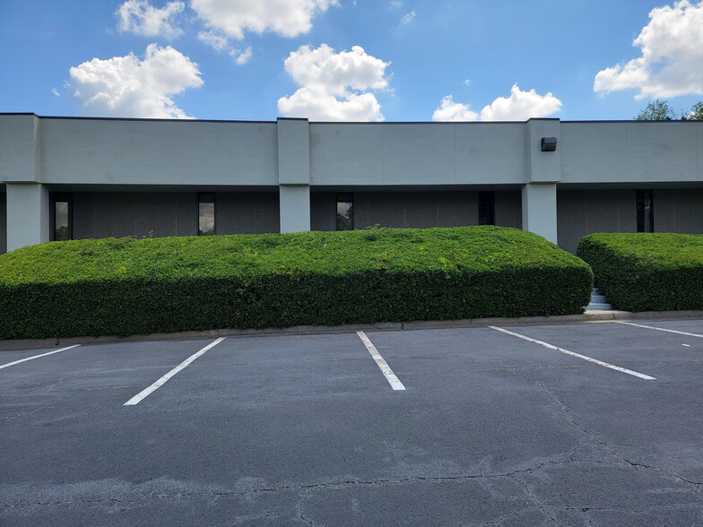 3455 N Desert Dr, East Point, GA for lease - Building Photo - Image 1 of 2