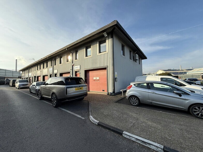 Airport Service Rd, Portsmouth for lease - Building Photo - Image 1 of 11