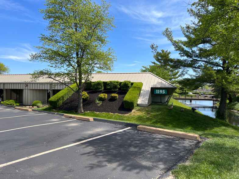 1195 Corporate Lake Dr, Creve Coeur, MO for sale - Building Photo - Image 1 of 4