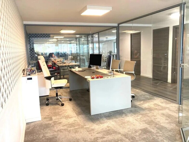 Retail in Mougins for lease - Interior Photo - Image 2 of 11