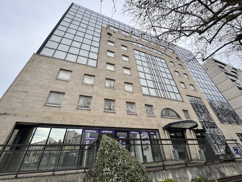 Office in Bordeaux for lease - Building Photo - Image 1 of 11