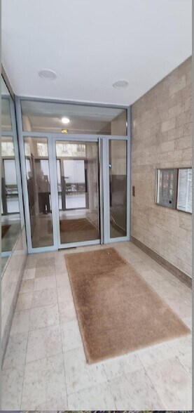 Office in Paris for lease - Building Photo - Image 2 of 11