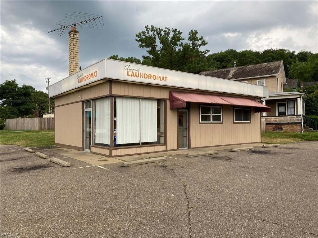 101 S Water St, Uhrichsville, OH 44683