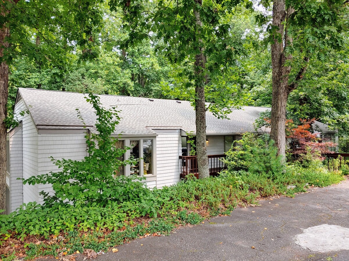 2724 Wade Hampton Blvd, Greenville, SC 29615