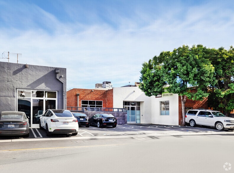 3384 Robertson Pl, Los Angeles, CA for lease - Building Photo - Image 3 of 13