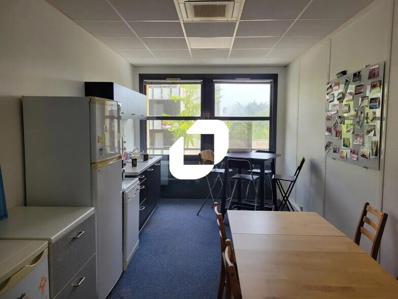 Office in Rezé for lease - Building Photo - Image 2 of 10