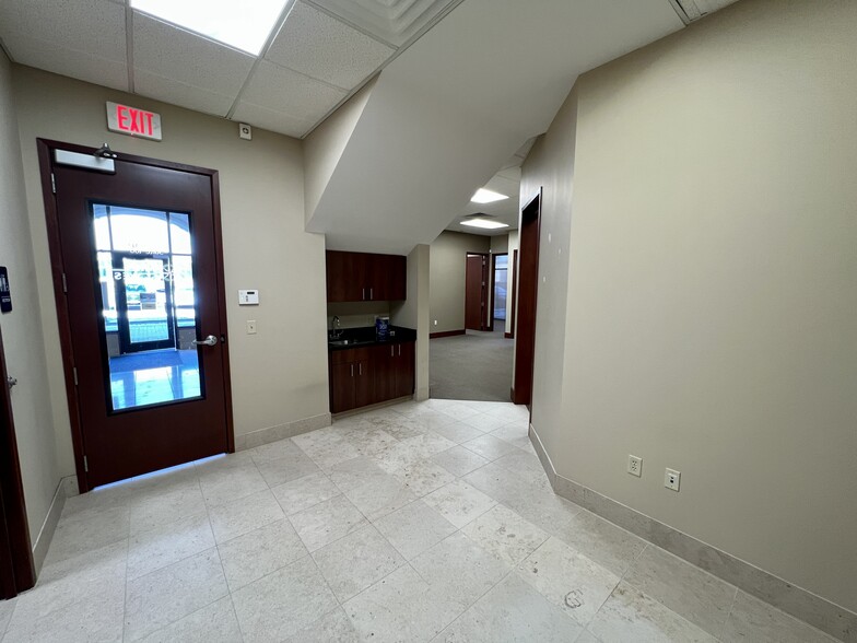 6300 N Revere Dr, Kansas City, MO for lease - Interior Photo - Image 2 of 7