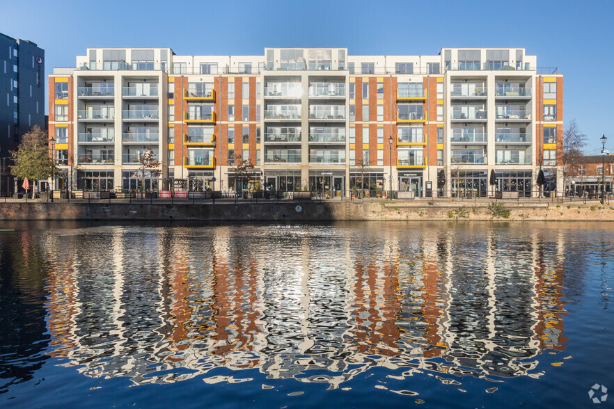 Riverside Sq, Bedford for lease - Primary Photo - Image 2 of 8