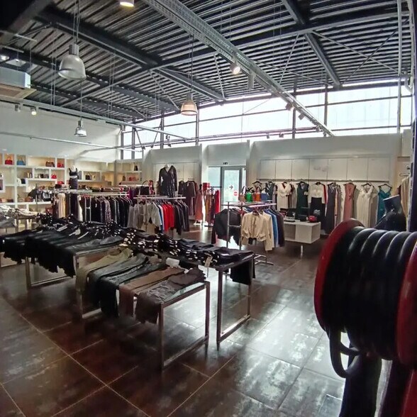 Retail in Vannes for lease - Building Photo - Image 1 of 1