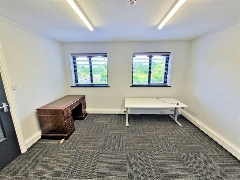 442 Chester Rd, Stockport for lease - Interior Photo - Image 2 of 17