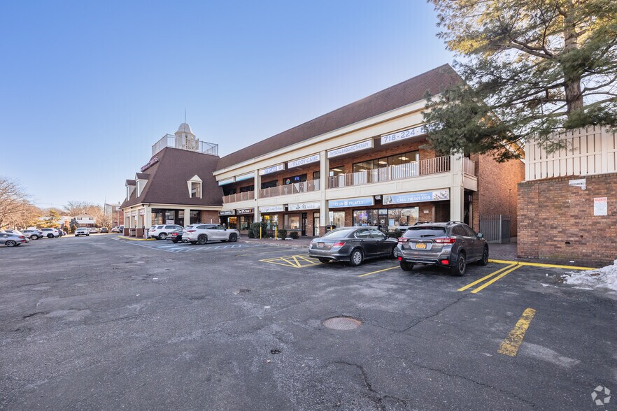 208-02 Cross Island Pky, Bayside, NY for sale - Primary Photo - Image 1 of 1