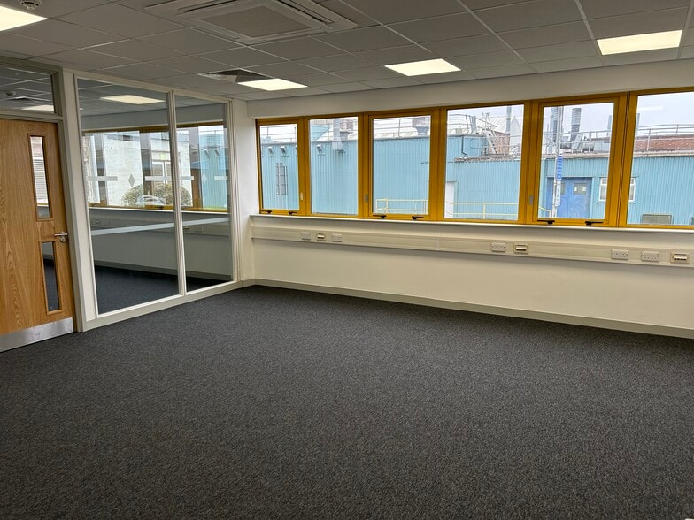 105 Frank Lester Way way, Luton for lease - Interior Photo - Image 2 of 6