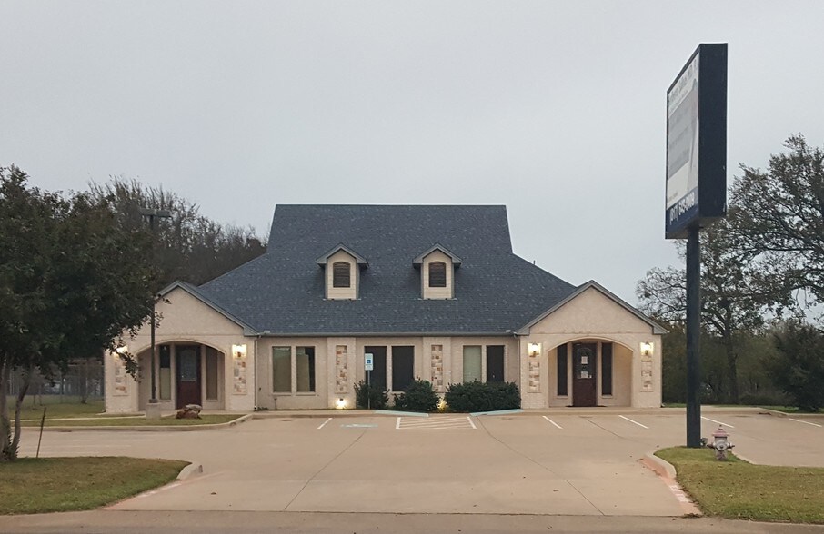 1900 E Henderson St, Cleburne, TX for sale - Primary Photo - Image 1 of 1