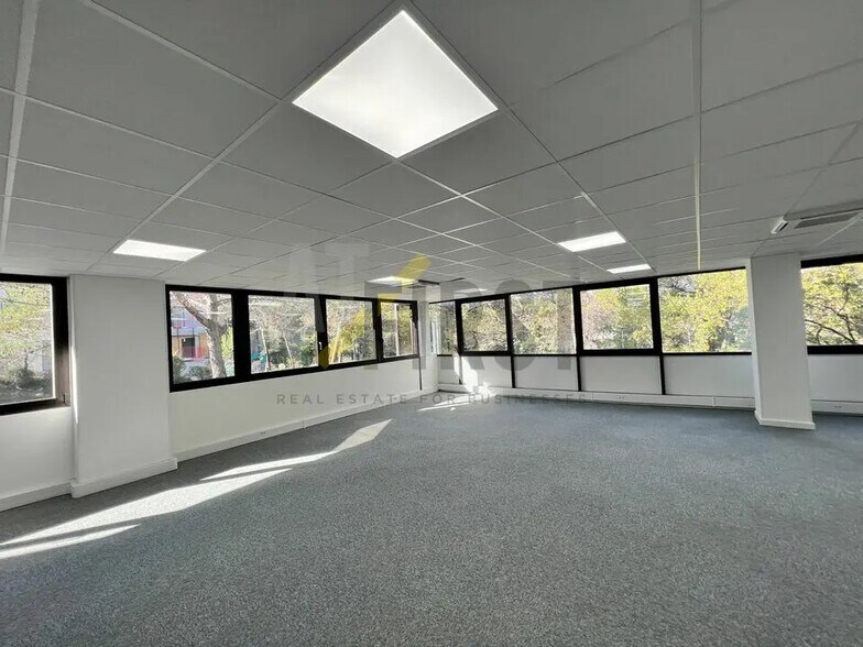 Office in Valbonne for lease - Building Photo - Image 2 of 6