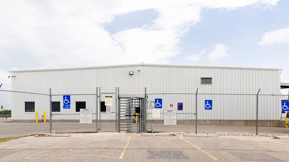 27 Lou Stroup Dr, Uvalde, TX for sale - Building Photo - Image 1 of 1